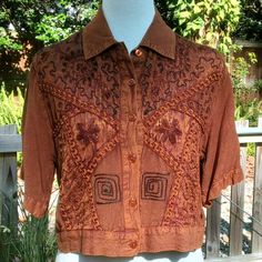 M.P.H. Womens Button Up Crop Top Embroidered Blouse Shirt Copper Brown Mauve Size: Medium Color: Coppery Brown, Rusty Golden Brown - Mfg Color: Mauve - See Pics** Condition: Nwt, Excellent, No Flaws Noticed, Never Worn Material: 100% Rayon Measurements: Front Length: 15" Back Length: 18.5" Pit To Pit: 19" Middle: 19" Bottom: 17 - 17.5" Arm Inseam: 5" The Gorgeous Stitching And Embroidery On This Top Speaks For Itself. The Color Is Amazing Inside Or Out (You Can See In The Pics). Especially Outsi Brown Cotton Tops With Buttons, Brown Buttoned Shirt For Spring, Brown Shirt With Buttons For Spring, Brown Shirt With Buttons, Brown Button-up Blouse With Buttons, Brown Collared Top With Button Closure, Brown Cotton Blouse With Button Closure, Brown Button-up Blouse With Button Closure, Brown Button-up Blouse