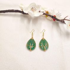 Material: Green Aventurine Quartz, Real Gold Plated Copper Size: The length of the stone is about 4.5cm/1.78inches. and the width is about 2.5 cm/0.98in. Weight: 1 piece about 10g The earhook is of moderate length to ensure that it is stable and comfortable to wear. Stone Details: Green Aventurine is known as the "Stone of Opportunity," thought to be the luckiest of all crystals, especially in manifesting prosperity and wealth, or for increasing favor in competitions or games of chance.  This be Manifesting Prosperity, Tree Of Life Earrings, Earrings Teardrop, Earring Tree, Boho Gifts, Quartz Earrings, Green Aventurine, Teardrop Earrings, Real Gold