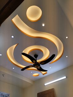 a ceiling fan mounted to the ceiling in a room