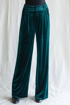 Christmas green velvet holiday pants Wide Leg Velvet Pants, Green Velvet Pants, Velvet Outfits, Velvet Wide Leg Pants, Holiday Party Outfits, Outfits Vintage, Velvet Clothes, Holiday Party Outfit, Vintage Couture