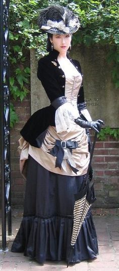 This is simply victorian. Beautifully so.  With the right accessories, it COULD become steampunk...or not. Steampunk Dresses Victorian, Victorian Dress Bustle, Victorian Lady Costume Diy, Women Steampunk Outfit, Bustle Dress Victorian, Victorian Costume Women, Neo Victorian Fashion, 1800s Dresses Victorian, Early Victorian Fashion