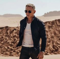 Daniel Craig James Bond Style, Daniel Craig Outfit, Daniel Craig Body, Black Shirt Outfit Men, Daniel Craig Style, Bond Outfits, Bond Style, James Bond Style, Daniel Craig James Bond