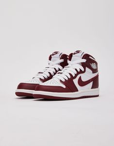 Simple yet refined, the new Air Jordan 1 Retro High OG "Artisanal Red" is the perfect complement to any outfit. This twist on MJ's first signature model boasts a white and "Artisanal Red" leather upper, Wings-logo stamps, and OG Nike Air branding. Leather upper Swoosh overlays Wings logos Traditional lacing system Cush Nike High Tops, Nike Air Jordan Retro, Jordan Air, Wings Logo, Shoes Outfit, Air Jordan 1 Retro High Og, Air Jordan 1 Retro High, Red Nike, Kids Jordans