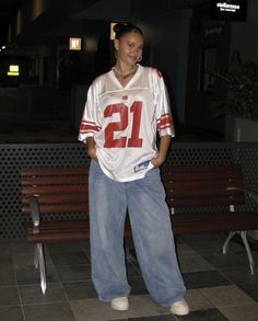 Jersey Concert Outfit, Jersey Outfit Women Aesthetic, 90s Streetwear Women, 90s Jersey Outfit, Janet Jackson Concert Outfit, Janet Jackson Concert Outfit Ideas, 90s Street Wear, Street Style 90s, 90s Street Fashion