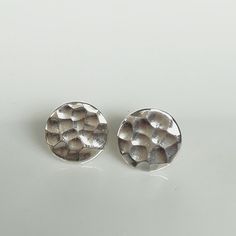 Sterling silver round ear studs with a hammered finish. Dimensions: 1.2 x 10 mm Weight: 2.1 gm Price listed is for ONE PAIR of earrings. These earrings are made of 925 hypoallergenic sterling silver. All my pieces are sent in a gift box. I can include a personal message from you if needed. You are welcome to contact me at... bhavnakwintra1956@gmail.com More hoops: https://www.etsy.com/your/shops/TheSilverGame/tools/listings/section:26305414 More earrings: https://www.etsy.com/your/shops/TheSilve Geometric Silver Jewellery, Geometric Studs, Silver Accessories, Feather Earrings, Simple Earrings, Fun Earrings, Ear Jewelry, Elegant Earrings, Ear Studs