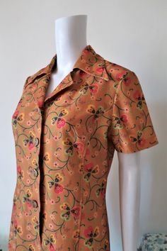 Beautiful True Vintage mini shirt dress from the late 1960s or early 1970s. Made from a soft poly fabric in a stunning shade of ochre/copper with a multicolor clover leaves pattern. Slightly fitted, short lapel collar, short sleeves, button tab. Unlined. Made in Finland! Perfect for a vacation, as the dress doesn't have to be ironed. BRAND: Finnfashion ERA: 1960s, 1970s COLOR: Ochre, green, red, black, yellow, white FABRIC: 100% polyester SIZE: Vintage size 42, fits best M (or S for a more relax Vintage Collared Brown Dress, Vintage Brown Collared Dress, Clover Leaves, Clover Pattern, Late 1960s, Leaves Pattern, House Dress, Mini Shirt Dress, Clover Leaf