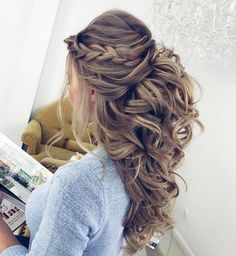 Pretty Half up half down hairstyles - Pretty partial updo wedding hairstyle is a great options for the modern bride from flowy boho and clean contemporary Partial Updo, Easy Wedding Guest Hairstyles, Bride Hairstyle, Wedding Guest Hairstyles, Best Wedding Hairstyles, Long Hair Updo, Hairstyles Wedding, Wedding Hair Inspiration, Wedding Hair Down