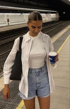 Minimalistic Outfits, European Outfit, Minimalist Fashion Women, Daily Outfit Inspiration, Summer Fits, Clean Girl, Spring Summer Outfits, Outfits Casuales, Simple Outfits