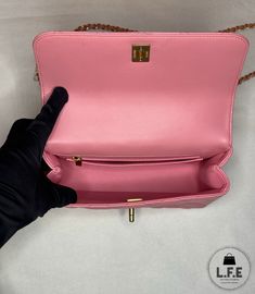 Ce sac à Rabat avec poignée petit modèle est réalisé en cuir de veau souple rose et doté de finition dorées. L’anse supérieure arrondie donne au design iconique de Chanel un aspect plus structuré et formel. • État : A Parfait état. • Dimensions : 23 x 15 x 7 cm. • Fourni avec boîte, dustbag et certificat.• Couleur : Rose Bubblegum. High-end Pink Leather Shoulder Bag, Pink Leather Bags For Everyday Luxury, High-end Pink Shoulder Bag With Gold-tone Hardware, Luxury Everyday Pink Shoulder Bag With Gold-tone Hardware, High-end Pink Shoulder Bag With Detachable Strap, Designer Pink Shoulder Bag For Everyday Luxury, Classic Pink Flap Bag With Detachable Strap, Luxury Pink Shoulder Bag With Round Handle, Classic Pink Flap Bag With Top Handle