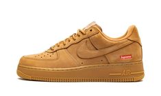 The Supreme x Nike Air Force 1 Low “Wheat” is a Fall/Winter 2021 collaboration between the “World Famous” streetwear brand and Nike on a classic, fall and winter colorway of the retro basketball shoe.  The “Wheat” Air Force 1 is designed and inspired by iconic cold weather footwear staples in New York City, particularly construction boots.  Supreme’s version of the colorway stays true to the original “Wheat” style, save for the added small red Box Logo on the heel.  The entire upper, including t Nike X Travis Scott, Supreme Box Logo, Retro Basketball Shoes, Low Air Jordan 1, Baskets Adidas, Jordan 8, Jordan 2, Nike Shox, Nike Air Force 1 Low