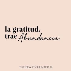 the words la gratitud, trae abundacia on a pink background