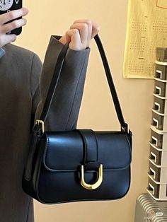 Everyday Bags For Women Designer, Medium Sized Purses, Black Handbag Aesthetic, Classic Bags Timeless, Small Bags Aesthetic, Black Shoulder Bag Outfit, Hand Bag Aesthetic, 2024 Bags