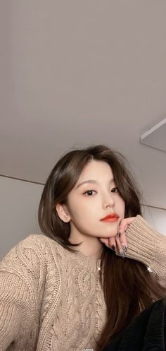 Yeji pretty 100 Wallpapers/Lockscreens Tutor Aesthetic, Yeji Pretty, Yeji Wallpaper, Pop Hair, Kim Sejeong, Mood Instagram, Dark Wallpaper Iphone, Korean Celebrities