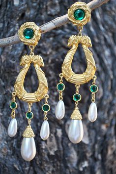 VINTAGE PEARL cabachon dangling gold EARRINGS Egyptian Earrings, Ancient Jewels, Jewelry Tattoo, Sherman Oaks, Vintage Pearl, Jewelry Lookbook, Themed Jewelry, Fine Jewels, Vintage Pearls