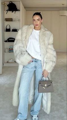 Fur Coat With Jeans, Real Fur Coat Outfit, Vintage Fur Coat Aesthetic, Glamorous Winter Outfits, Winter Fashion 2024 Women, Fur Coats Outfit, Fur Outfits Women, Winter Street Style 2023, Outfits With Fur Coats