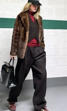 Fur Coat Outfits, Leather Fur Jacket, Parisienne Chic, Fur Leather Jacket, What To Wear Today, Street Fashion Photography, Street Style Winter, Todays Outfit, Looks Chic