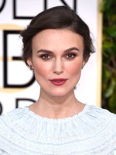 Keira Knightley Makeup, Bitten Lips, Golden Globes Hair, Pale Skin Makeup, Pale Makeup, Wedding Hairstyles And Makeup, Romantic Makeup, Berry Lipstick, Wedding Makeup For Brown Eyes