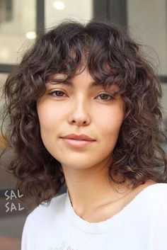 Thin, curly hair has texture but lacks volume—check out these flattering hairstyles to help your hair look fuller, from pixies to bobs to lobs. Fine Curly Hair, Medium Length Curly Hair, Hair With Bangs, Curly Bob Hairstyles, Haircuts For Fine Hair, Favorite Hairstyles