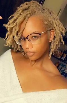 33 Latest Dreadlocks Hairstyles for Women – Svelte Magazine Short Dreadlocks Hairstyles, Short Dread Styles, Dreads Short Hair, Pretty Dreads, Short Dreads, Blonde Dreads