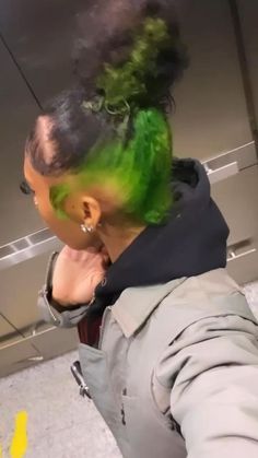 Lime Green Skunk Stripe Hair, Half Up Half Down Hair Dye, Stunk Strip Hairstyles, Undercut Dyed Hair, Black Girls Dyed Hair Ideas, Skunk Dye, Dyed Underlayer Curly Hair, Peekaboo Hair Color Black Women, Green Skunk Stripe