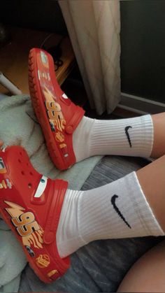 Lightning Mcqueen Crocs, 대학생 스타일, Crocs Fashion, Mcqueen Shoes, Dr Shoes, Shoe Wishlist, Shoe Inspo, Aesthetic Shoes