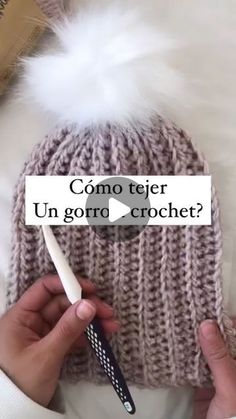 someone is knitting a hat with a crochet hook in front of the word como tier un gorro crochet?