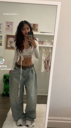 Cute Parachute Pants Outfits, Abg Aesthetic Outfits, Baggy Pants Tight Top, Tight Top Outfit, Long Legs Outfit, Tight Top Baggy Pants Outfit, Abg Style Outfit, Baggy Pants Tight Shirt Outfit, Abg Outfits