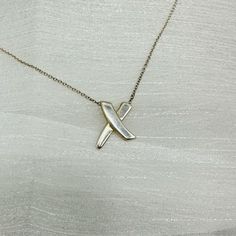 Tiffany & Co. Paloma Picasso Letter X Kisses Silver 925 Chain Necklace Preloved Excellent Condition 925 Silver Chain And Pendant Original Tiffany & Co Chain With Pendant Please View All Photos For Details And Condition. Feel Free To Ask Any Questions You May Have. Kindly Note That This May Be A Pre-Loved, Luxury Item May Have Developed Minor Flaws In Its Former Life. And Or A New Unused Condition Luxury Item That Was Loved By It’s Previous Owner. By Offering It A New Home, You Are Choosing To Pl Designer Polished Finish Necklace, Elegant Silver Chain Cross Necklace, Designer Silver Jewelry With Clavicle Chain, Designer Jewelry With Silver Chain For Gift, Modern White Necklace With Polished Finish, Designer Polished Finish Necklace Gift, Elegant Tan Jewelry For Formal Occasions, Designer White Necklaces For Gifts, Luxury White Necklace With Silver Chain