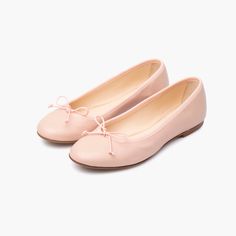 Italian design meets premium quality in this chic and comfortable ballet flat. Classic round toe shoe with adjustable bow tie and grosgrain ribbon made with the traditional sacchetto construction method. Comfortable Ballet Flats, Silver Ballet Flats, Pink Ballet Flats, Italian Leather Handbags, Pink Flats, Round Toe Shoes, Italian Women, Shoe Inspo, Silver Shoes