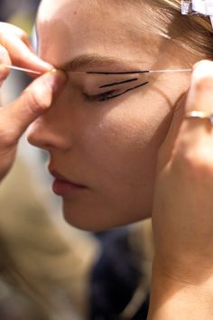 Fashion Show Makeup, Fashion Editorial Makeup, Eyeliner Color, Show Makeup, Fashion Make Up, High Fashion Makeup, Face Art Makeup, Graphic Eyeliner