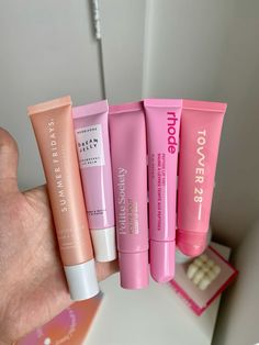 Rhode skin, summer fridays, lip gloss, pink aesthetic, makeup, sephora, lippies Summer Fridays Lip Gloss, Summer Fridays Aesthetic, Lippies Collection, Pink Aesthetic Makeup, Lip Gloss Aesthetic, Lip Gloss Sephora, Body Lotion Packaging, Gloss Aesthetic, Lip Gloss Pink