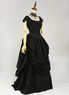 Historical Dresses Victorian, Victorian Bustle Dress, 1880s Dress, Ball Gowns Victorian, Black Victorian Dress, Dresses Victorian, Pretty Gowns, Vampire Oc, Gothic Victorian Dresses