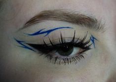 Lighting Eyeliner, Creative Eyeliner Ideas, Wave Eyeliner, Alt Eyeshadow, Graphic Liner Makeup Hooded Eyes, Black Graphic Eyeliner Simple