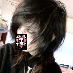 emo hair Purple And Black Scene Hair, Ren Faire Hairstyles Medium Hair, 200s Emo Aesthetic, Emo Hair Inspiration, Hair Lying Down, Emo Haircuts Medium Shoulder Length, Choppy Emo Hair, 2000s Emo Haircut, Emo Bangs Tutorial