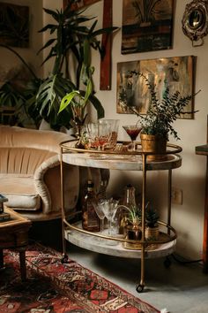 vintage bar cart styling with an oval bar cart in an eclectic living room next to a velvet couch Vintage Bar Cart Styling, Bar Cart Styling Ideas, Bar Cart Ideas, Modern Bar Cart, Diy Bar Cart