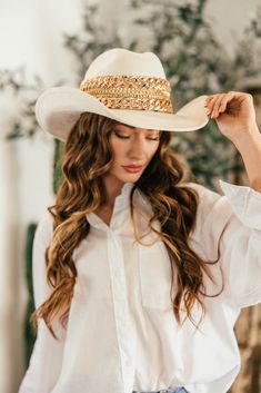 GB ORIGINAL!! The “Beth Dutton” Chain Banded Suede Hat in Ivory – Glitzy Bella Beth Dutton, Childrens Shop, Suede Hat, Beach Collection, Cowboy Style, Classic Chic, Top Graphic Tees, Hat Band, Wool Hat