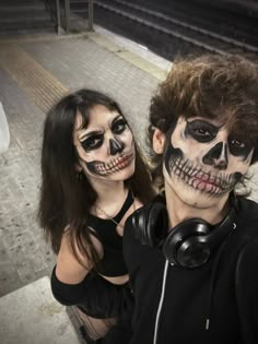 Skeleton Couple Costume, Couple Halloween Makeup, Skull Face Paint, Horror Halloween Costumes, Me And Who, Cute Halloween Makeup, Skeleton Makeup, Halloween Makeup Pretty