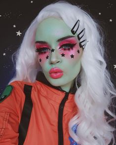 Alien Halloween Makeup, Alien Make-up, Spooky Halloween Makeup, Space Babe, Makeup Zombie, Fantasy Make-up, Meme Costume, Halloween Make-up Looks, Alien Makeup