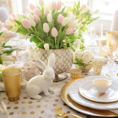 58 Aesthetic Easter Table Decor Designs for Your Spring Party Easter Kids Table, Colorful Easter Table, Easter Brunch Tablescape, Deco Champetre, Easter Tablescapes, Tablescape Inspiration, Pink Easter, Easter Centerpieces