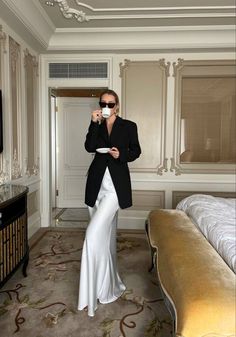 Black And White Formals For Women, Dinner Outfits In Winter, Stylish Formal Wear Women, Long Skirt Formal Outfit, Elegant Outfit Dinner, Luxury Style Outfit, Formal Dinner Outfit, Fashion Blog Photography, White Satin Skirt