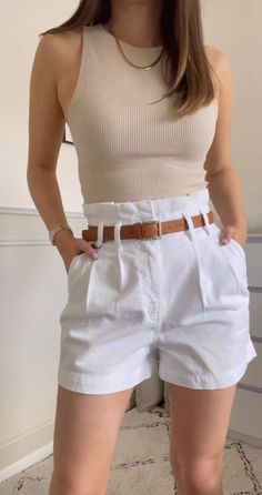 Summer Jeans Shorts Outfit, White Mom Shorts Outfit, White Short Jeans Outfit, Trousers Shorts Outfit, Blue And White Summer Outfits, White Shorts Outfit Summer Casual, Classic Shorts Outfit, Summer Outfits White Shorts, White Jeans Shorts Outfit