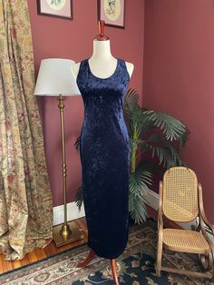 Vintage 1990s/ early 2000s navy blue velvet dress with leg slit. This dress is also sleeveless. Brand is "PS Per Seption." Material has some stretch and is soft to the touch. Amazing retro piece! Great condition overall for a pre-loved item.   >>measurements<< (approx.) Tag says M, but fits more like a small. Laying flat:  Chest: 15.5" Length: 52"  Hip: 17.5"  Shoulder width: 12" Velvet Dress Outfit, Velvet Dresses Outfit, Navy Blue Velvet Dress, Navy Velvet Dress, Blue Velvet Dress, Navy Blue Velvet, Dress Retro, Navy Velvet, Late 90s