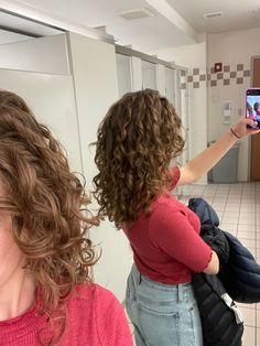 Mid Size Parisian Style, Collarbone Length Curly Hair, Medium Length Haircut For Curly Hair Natural Curls, Mid Length Curly Hair With Layers, Medium Length Curly Hair With Layers, Curly Hair Layers, Mid Length Curly Hair, Cut Curly Hair