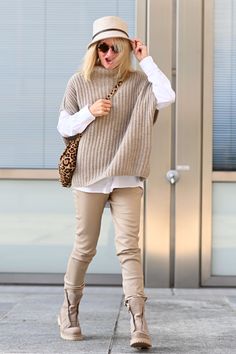 Light Neutral Outfit Ideas, Cream Pants Outfit Women, Cream Outfits For Women, Fall Neutral Outfits, Neutral Outfits Women, Neutral Tone Outfits, Matching Sneakers, Neutral Color Outfits, Lederhosen Outfit