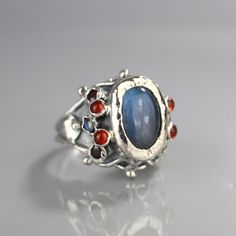 A labradorite ring bezel set in 925 silver band, and garnets carnelians set on both sides.This statement labradorite ring will make you feel like a real queen! Materials:Center: labradoriteSmall stones: garnet and carnelianMetal: 925 silverMeasurements:Center stone - labradorite: 10mm/14mm Small stones: 3mmSize:This ring is adjustable to any size, it has a small open so you can adjust it to fit your finger.Since I use natural gemstones, each jewel is unique and therefore there are subtle differe His And Hers Ring, Labradorite Ring Silver, Engagement Rings Gemstone, His And Hers Rings, Queen Rings, Oval Cut Ring, Gemstone Properties, Rings Gemstone, Carnelian Ring