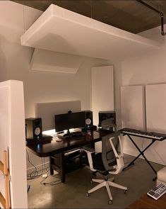 music studio Music Studio Room With Bed, Industrial Music Studio, Studio Room Ideas Music, Tiny Music Studio, Mini Studio Music, Minimal Music Studio