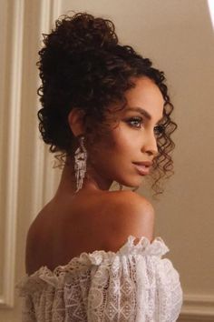 O cabelo encaracolado e um carrapito alto são uma combinação perfeita. O carrapito alto amplifica a beleza natural deste cabelo naturalmente encaracolado. Este é um penteado de baile de finalistas! // Crédito da foto: instagram @ojoaquim Black Curly Hair Wedding Styles, Elegant Curly Hairstyles, Samantha Nicole, Oscar Hairstyles, Curly Prom Hair, Curly Bun Hairstyles, Black Hair Bows, Curly Wedding Hair