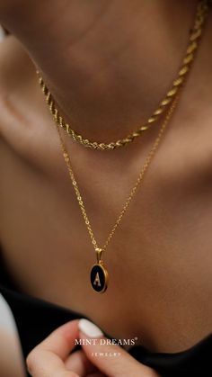 Gold And Black Necklace, Gold Chain With Locket, Acssesories Ideas, قلادات متدلية, Alphabet Pendant, Diy Necklaces, Accesories Jewelry, Jewelry Words