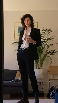 Mode Queer, Summer Tomboy, Style Androgyne, Lesbian Outfits, Androgynous Outfits, Woman In Suit, Masc Outfits, Lesbian Fashion