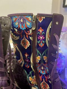 Whimsical Boots, Sock Ideas, Art Hats, Retro Inspired Outfits, Craft Shoes, Embroidery Boots, Ethiopian Opal Ring, Exotic Fashion, Shoe Inspo